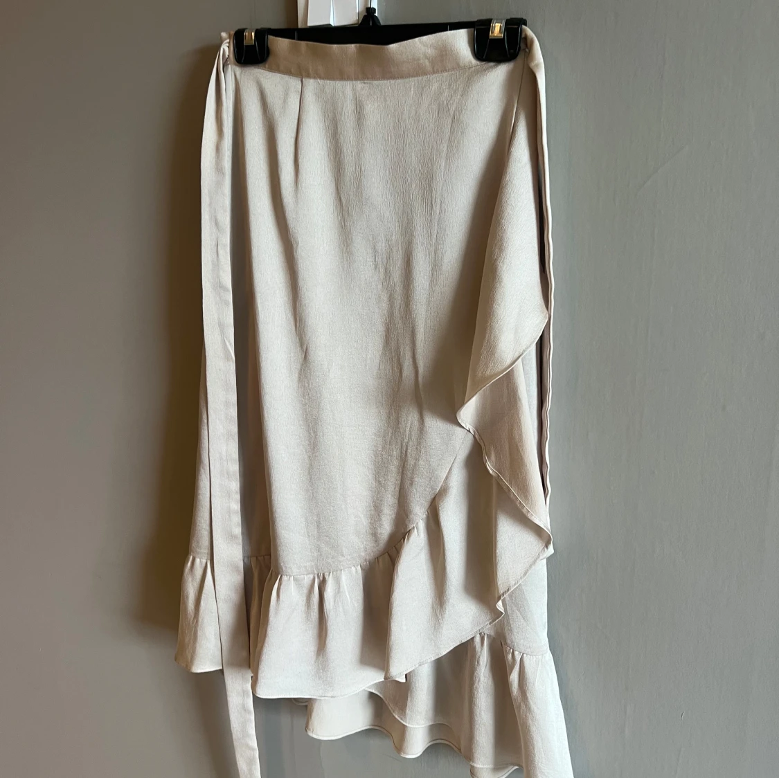 Beige omlottkjol med volang Neo Noir