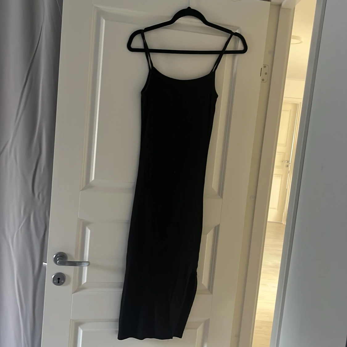 Svart ribbad långklänning med slits