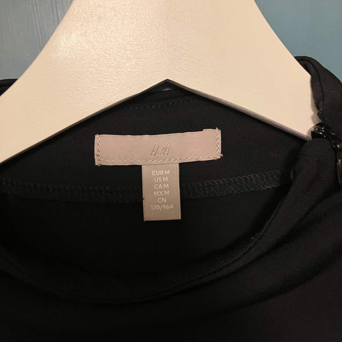 Svart långklänning med drapering - 4