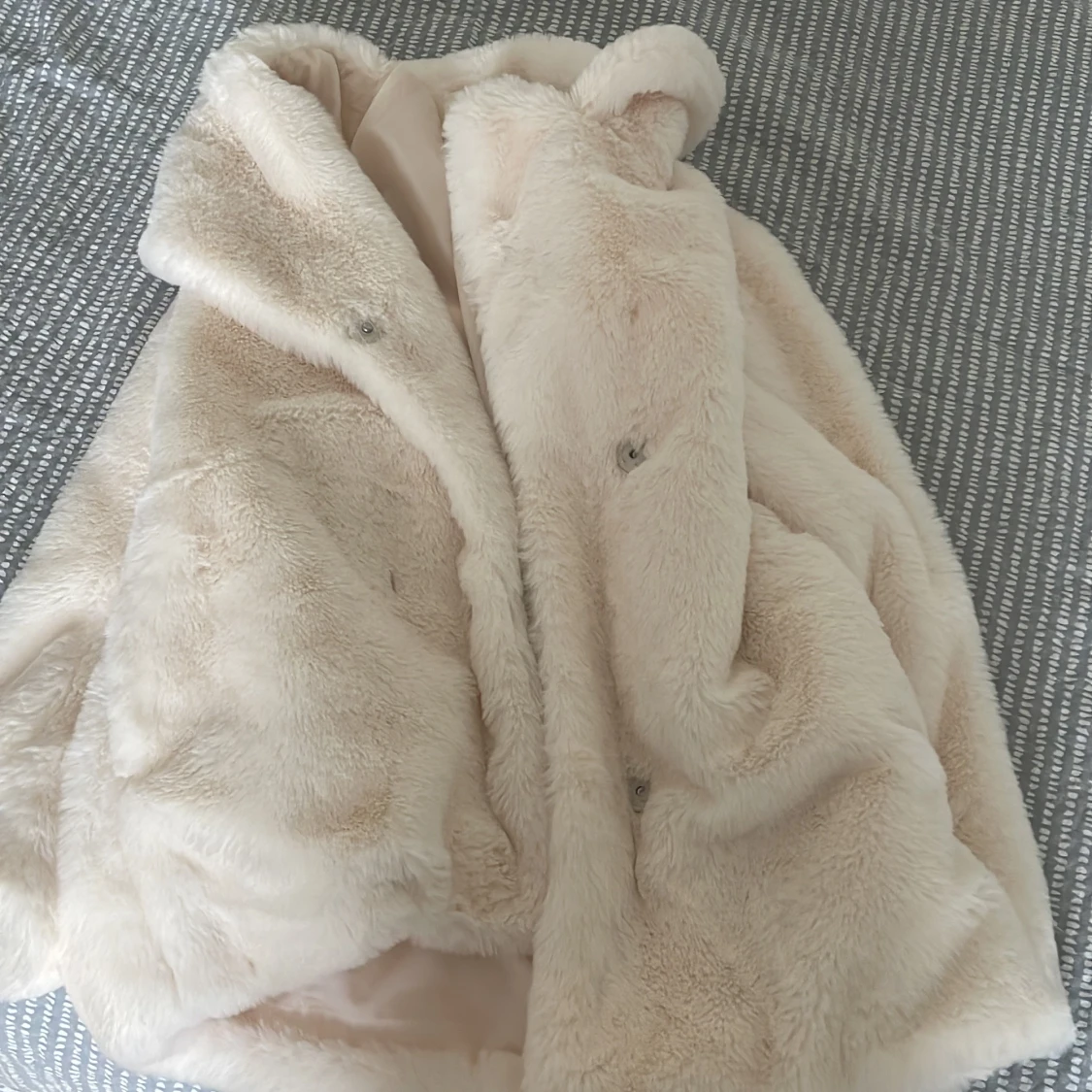 Beige pälsjacka med knappar