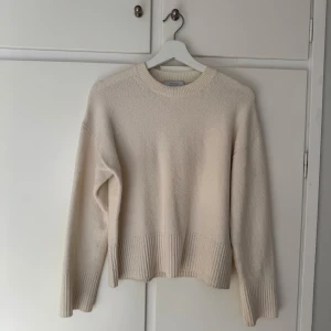 Vit stickad tröja med avslappnad passform  - En vit/cream vit stickad tröja från and other stories i bra skick! 
