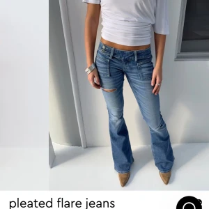 Gina Tricot 14+ jeans  - Säljer dessa då de inte passade och lät de ligga kvar i sitt paket för länge så nu kan jag inte skicka tillbaks de.. helt oanvända med prislappen kvar, endast testade! Populära och helt slutsålda blå bootcut jeans med låg midja. Jeansen har en sliten detalj vid knät och klassisk jeanslook med dragkedja och knapp. Perfekta för en trendig och avslappnad stil. Köpta för 399:- Hör av dig för egna bilder/frågor mm💕