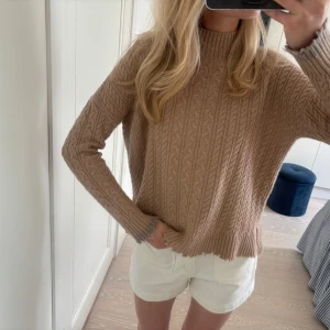 Stickad tröja  - Superfin stickad tröja från Hotel Particulier i storlek L men sitter som en s-m❤️ull och kashmirblandning, sparsamt använd 