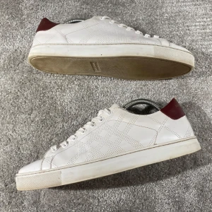 Burberry skor  - Hej! Säljer nu mina skor från märket Valentino, storlek 41  bra skick, givetvis äkta. Tveka inte på att höra av dig om du har frågor eller funderingar kring skorna! 