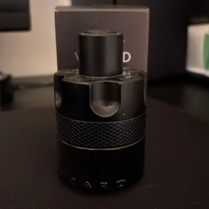 Azzaro The Most Wanted EdP 50ml - Azzaro The Most Wanted Eau de Parfum Intense i en cool, svart flaska med metallisk känsla och unik, maskulin design. Flaskan rymmer 50 ml och har en robust, industriell look med texturerat mönster. Perfekt för dig som gillar stilrena och moderna dofter.