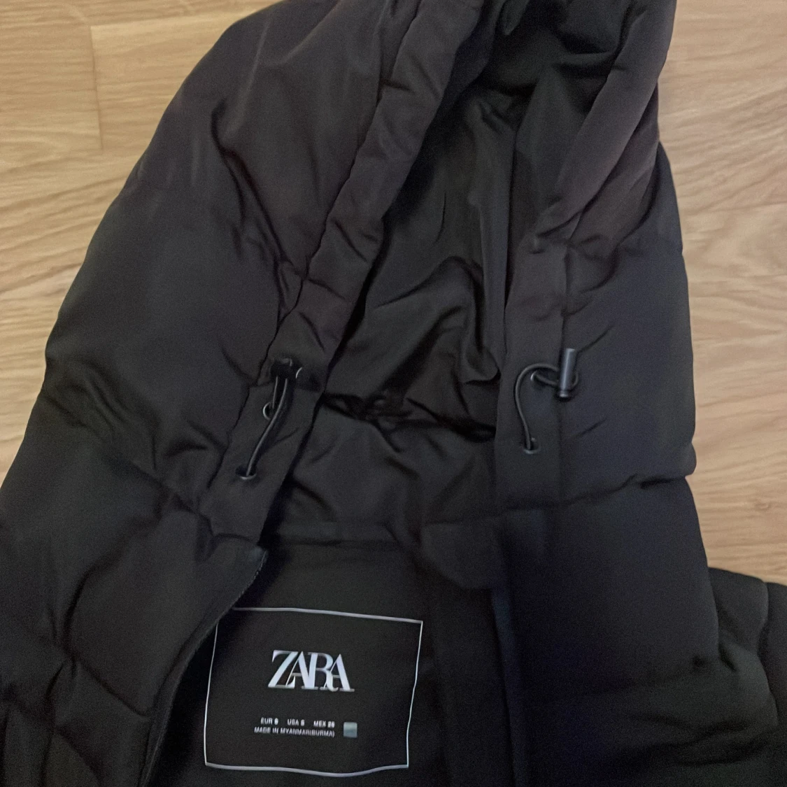 Svart dunväst med huva från Zara - 2