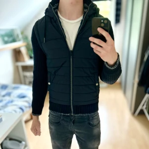 Cardigan - Mycket bra skick, inga defekter. Storlek S, passar dig som är mellan 178-185 ungefär. Passar bra till hösten. Skriv för mer information🤝