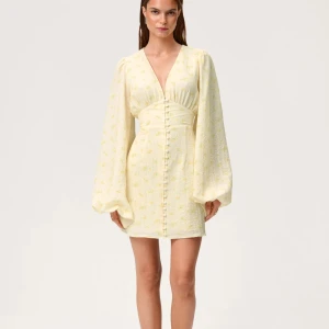 Florence dress från Adoore  - Säljer denna fina Adoore klänning då den inte sitter så bra på mig. Aldrig använd! Alla lappar är fortfarande kvar. 