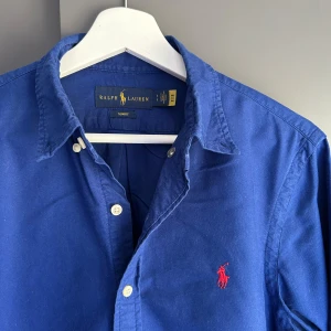 Ralph Lauren Skjorta - Mycket fint skick, inga defekter. Nypris ca 2500kr. Storlei S slim fit. Skriv för met funderingar🤝