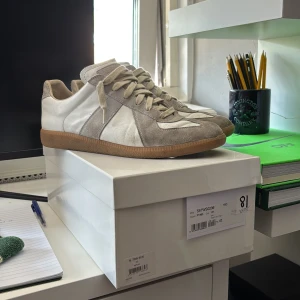 Maison Margiela  - Maison Margiela skor köpta för 6799:- på Nk i stockholm använda 6 gånger, släpps billigt först till kvarn som gäller, storlek 42 på dessa skönheter.