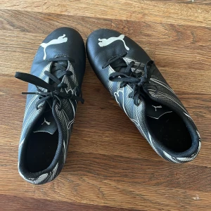 Svarta fotbollsskor från Puma - Snygga svarta fotbollsskor från Puma 