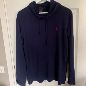 Ralph Lauren marinblå hoodie  - Populär Ralph Lauren hoodie i färgen marinblå och storleken M. Den är högt eftertraktad men säljs endast för 399 vilket är ett riktgt kap för den köptes för 1899🤩🤩🤩 Mer frågor eller bilder ä det bara att fråga 🙋 