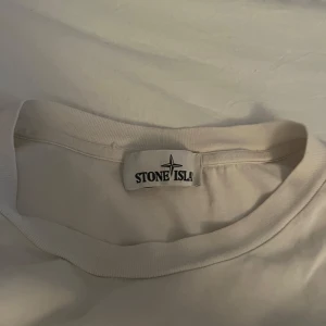 Stone island T-Shirt - Söker snabb affär.