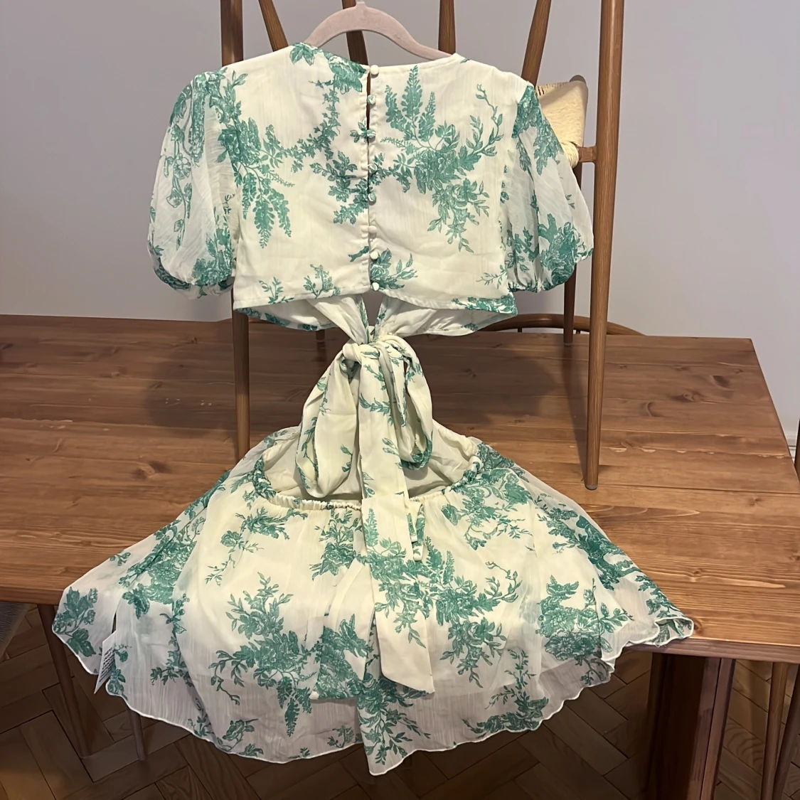 Vit och grön blommig omlottklänning - 1