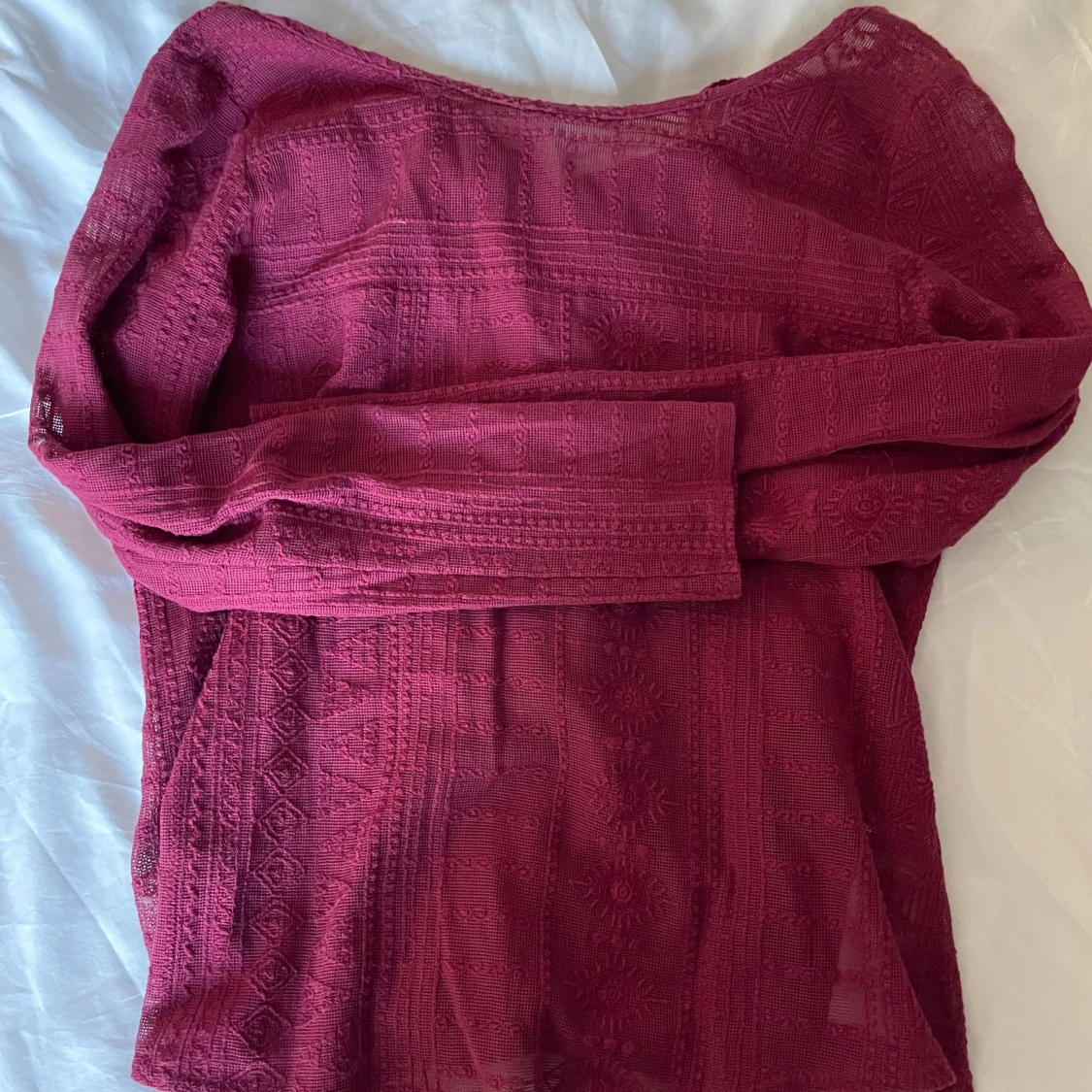 Vinröd blus med strukturmönster och knut där bak💗 - 3