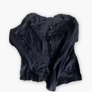 Mörkblå kofta från Fransa med knappar - Mörkblå kofta från Fransa i storlek L. Klassisk modell med rund halsringning, långa ärmar och knäppning framtill med fyra svarta knappar. Ribbstickade muddar vid ärmslut och nederkant. Perfekt att slänga över en t-shirt eller linne💙