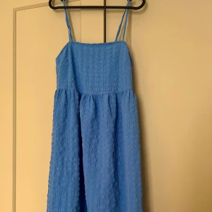 Blå ärmlös sommarklänning - Supersöt blå klänning med smala axelband och strukturerat tyg. 💙