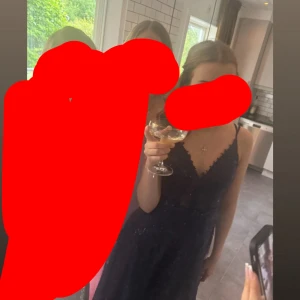 Mörkblå långklänning med spetsdetaljer - Säljer en jättefin glittrig balklänning! Köpt för 1700!   Använt en gång på min bal❤️passar både s och m