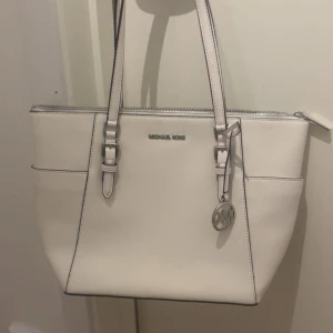 Vit handväska från Michael Kors - Micheal kors väska , priset kan diskuteras ❤️
