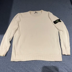 Vit stickad tröja från Stone Island - Säljer min vita Stone Island-tröja då den inte kommer till användning längre. I fint skick och sparsamt använd!”  Bara höra av sig vid minsta fundering.😊