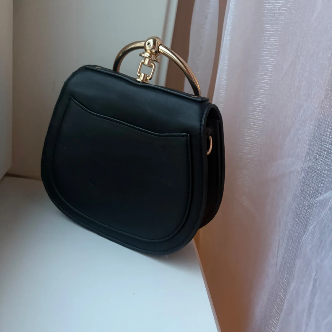 Svart handväska med gulddetaljer - 1