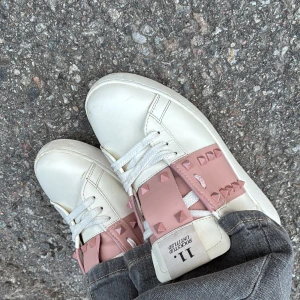 Valentino Rockstud sneakers i vitt och rosa - Snygga Valentino Rockstud sneakers i vitt skinn med breda rosa band