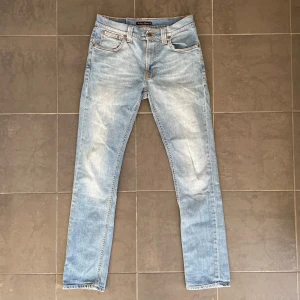 Nudie jeans - Feta ljusblå nudie jeans perfekta till sommaren | skick 9/10 | storlek 30/32 | pris: 549 kr | ny pris: 1600kr | modell: tape Ted | hör av er vid några funderingar!!