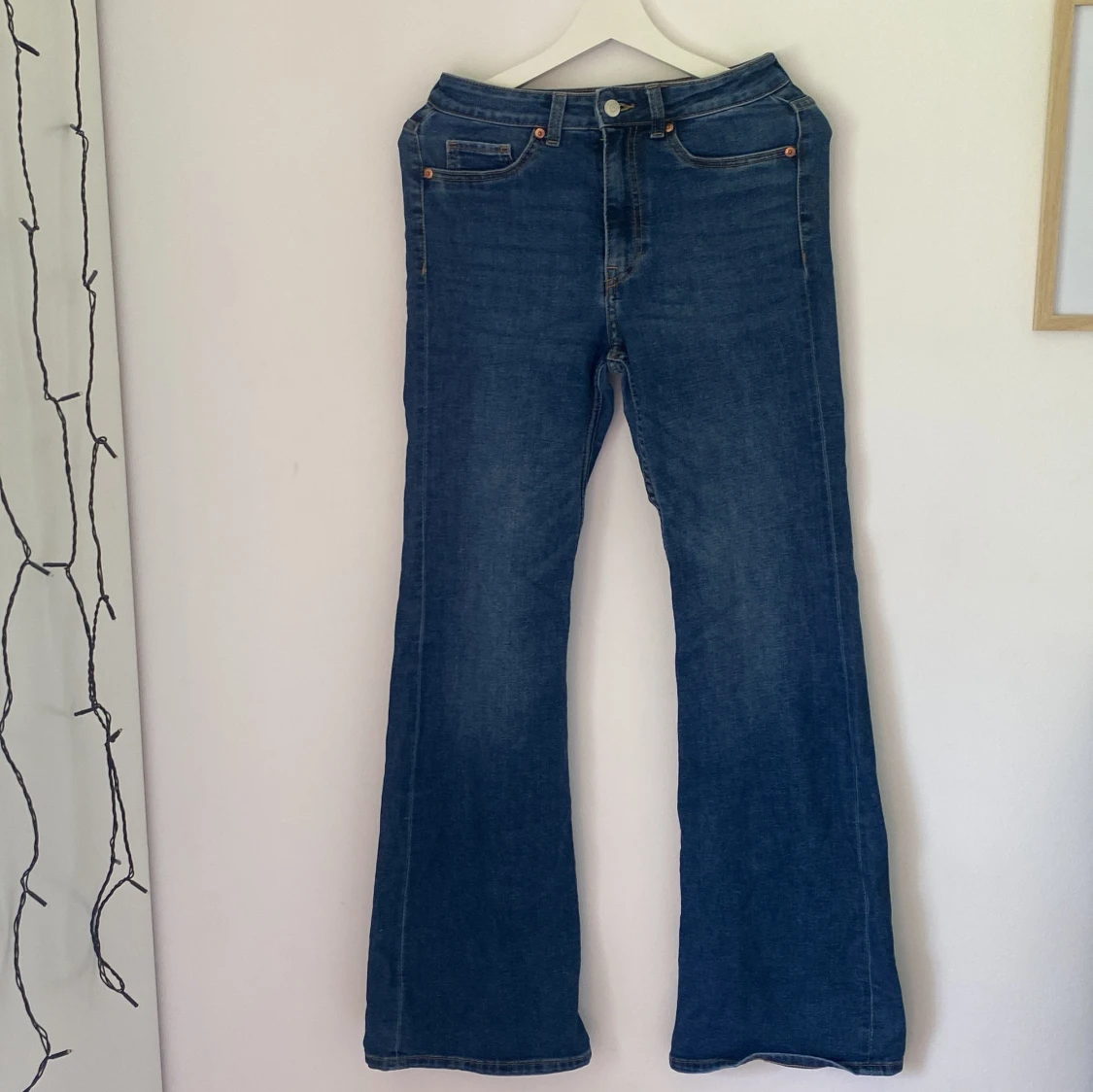 Blå bootcut jeans från H&M Divided