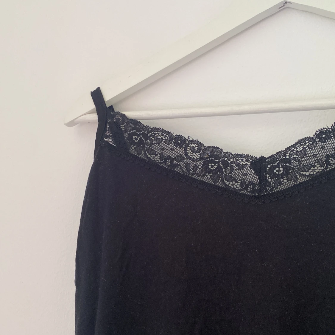 Svart linnetopp med spetskant - 2