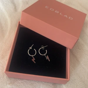 Edblad örhängen med blixtberlock - Säljer dessa från Edblad då det används ca 2 gånger! Superfina och inga defekter!💞