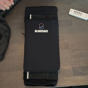 Innebandy knäskydd BLINDSAVE - Innebandy knäskydd av BLINDSAVE. Använda 1 gång. Säljs för att jag slutat med karriären. Man får med ett extra par som man kan byta ut. Det andra paret är hårdare. Pris kan diskuteras
