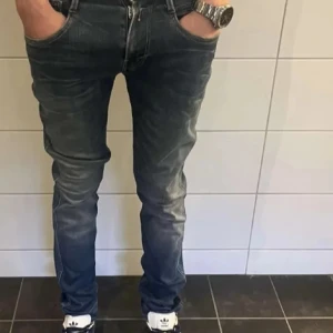 Replay Anbass Jeans - Säljer dessa sjukt snygga Replay Anbass jeans. Riktigt bra skick, storlek 28/32 och modellen är 179 cm lång. Pris 749kr men går att diskutera vid snabb affär. Tveka inte att kontakta om fler bilder eller andra funderingar // CS😁