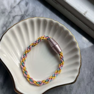 Armband  - Säljer detta super fina armband jag gjort själv🌈
