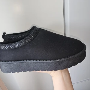 Svarta slip-on boots - Helt nya oanvända, köptes från Zalando för 975kr