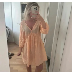 Persikofärgad kort klänning med v-ringning - INTRESSEKOLL på denna så eftertraktade slutsålda klänningen från Hm💞💞 