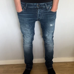 Jack & jones jeans - Feta Jack & Jones jeans med slitningar som är riktigt snyggt, skick 9/10 | modellen är 184 cm lång och väger ca 78 kilo (lite för smala men längden är bra på modellen)