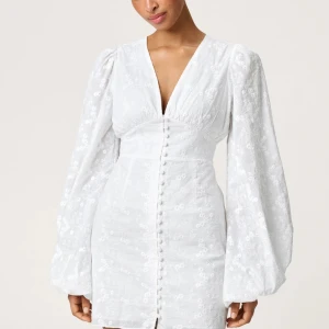 Vit Florence klänning från Adoore - Den superfina men slutsålda Florence klänning från Adoore! Helt ny med prislapp kvar! Kan posta snabbt om de behövs för student/midsommar osv!