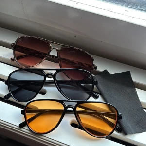 3-pack pilotbågar solglasögon - Tre par snygga pilotbågar med olika färgade glas: ett par med bruna glas och sköldpaddsmönstrad båge, ett par med svarta glas och svart båge, samt ett par med orange glas och svart båge. Perfekt för dig som vill variera din stil.