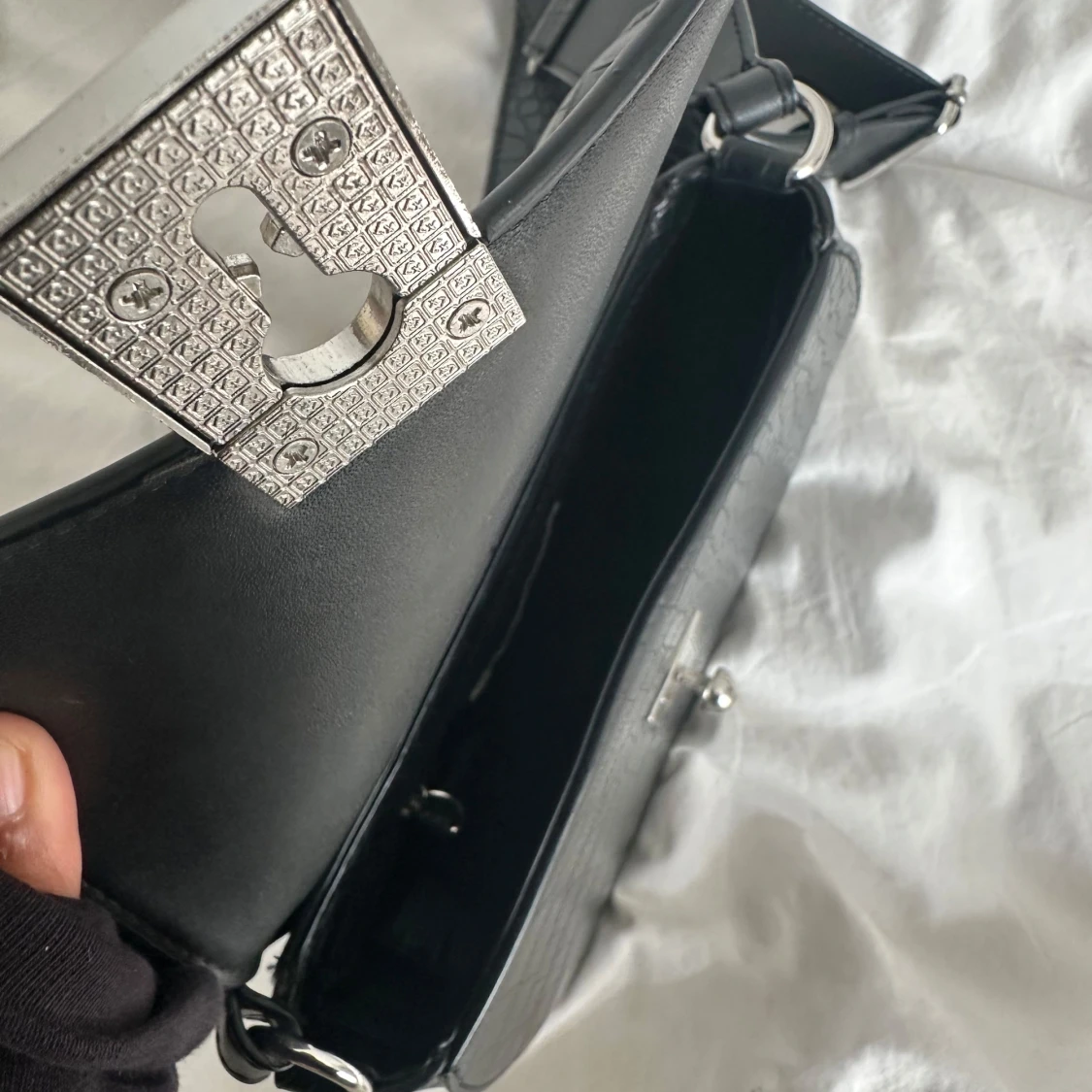 Svart axelväska med krokoprägling - 1