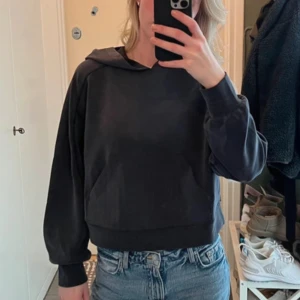 Svart softstreme hoodie från Lululemon - Lululemon softstreme hoodie. Grå/svart och superskön. Aldrig använd. Säljer även matchande byxor om det skulle vara av intresse! 