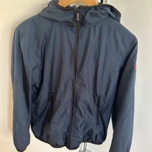 Replay vindjacka - Skön mörkblå vindjacka från replay i fint skick. Kan enkelt fixa fler bilder eller svara på frågor ifall de skulle viljas ✌️