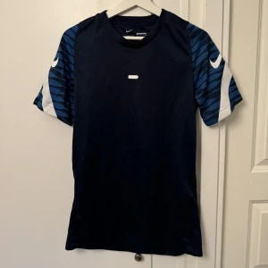 Sällsynt Nike Sport Tränings tröja - Blå nike sport t shirt, storlek S