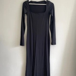 Svart maxiklänning från Gina Tricot - Svart figursydd maxiklänning från Gina Tricot. Aldrig använd.