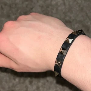 Valentino Armband - Hej🤗, säljer nu min extremt fina och eftertraktade Valentino Rockstud Armband i gott sick med små defekter som inte syns tydligt. Armbandet är självklart autentisk. Skriv vid funderingar!