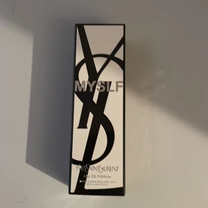 Yves Saint Laurent MYSLF Eau de Parfum - Säljer en parfym från Yves Saint Laurent, MYSLF Eau de Parfum. Snygg svartvit förpackning med stora YSL-bokstäver och modern design. Flaskan är påfyllningsbar och parfymen är en elegant accessoar för dig som gillar exklusiva dofter.
