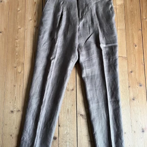 Kostymbyxa Linne - Helt nya bruna smala kostymbyxor med pressveck i linne från Bläck. Nypris 999kr