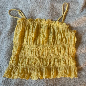 Gul topp från Bik Bok - Supersöt gul topp från Bik Bok i storlek M som är perfekt nu till sommaren💛Toppen är helt oanvänd och säljs med prislapp kvar!