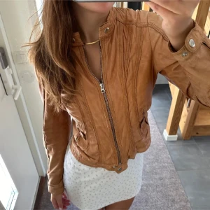 Brun skinnjacka  - Sååå snygg jacka!!🧡🧡