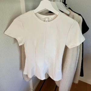 Vit topp - Gullig stilren topp från HM. Aldrig använd.