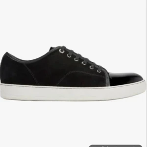 Svarta sneakers med lackad tå - Söker ett par lanvin skor. Storlek 42-43. Spelar ingen roll vilken färg. Kontakta mog gärna om du har och vill sälja!